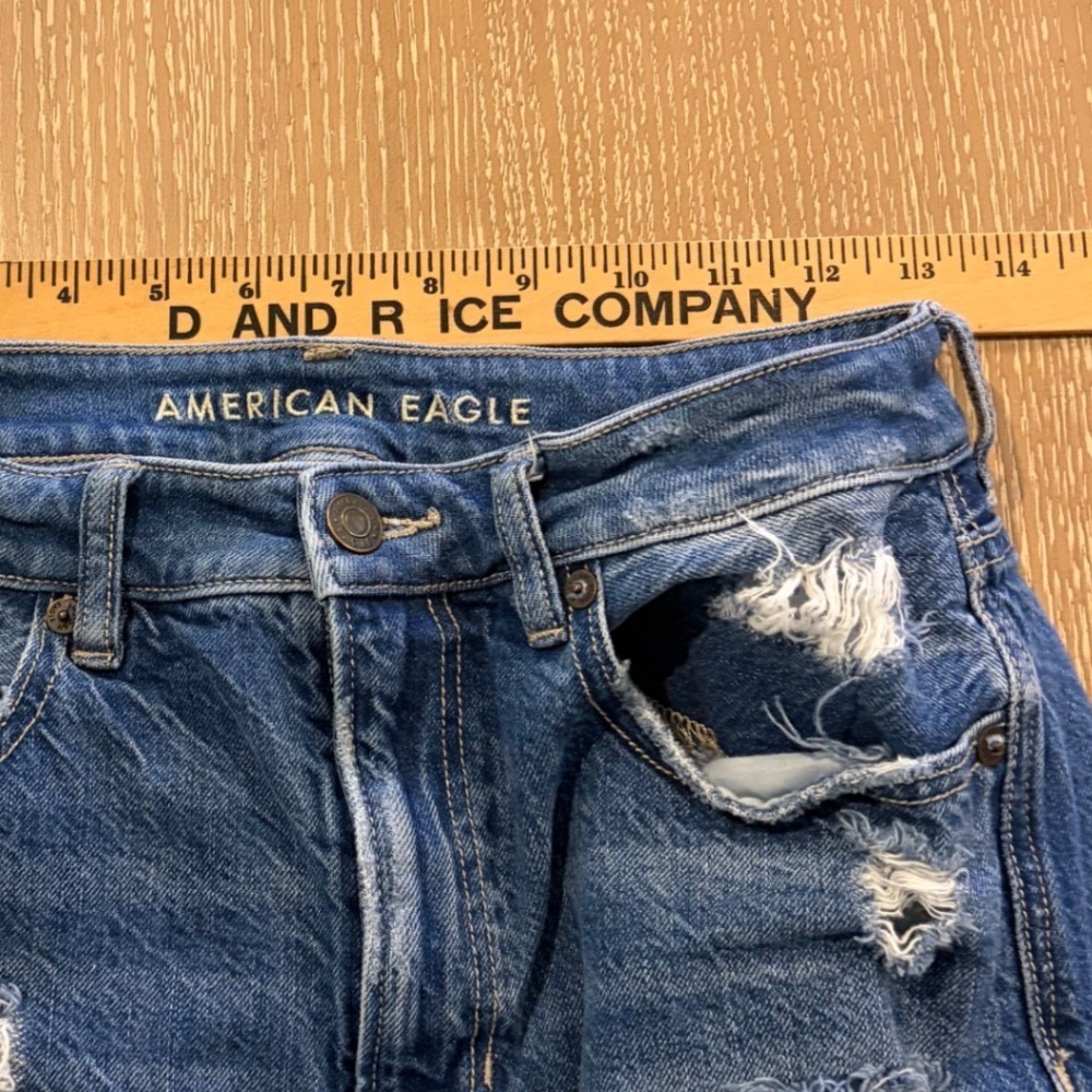 American Eagle Womens Sz 6 Mom Jeans Distressed Ripped Raw Hem Medium Wash Denim - Picture 2 of 8
